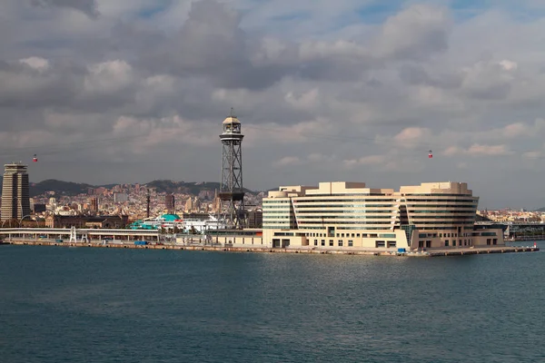 Teleferik şehir üzerinde. Barcelona, İspanya — Stok fotoğraf