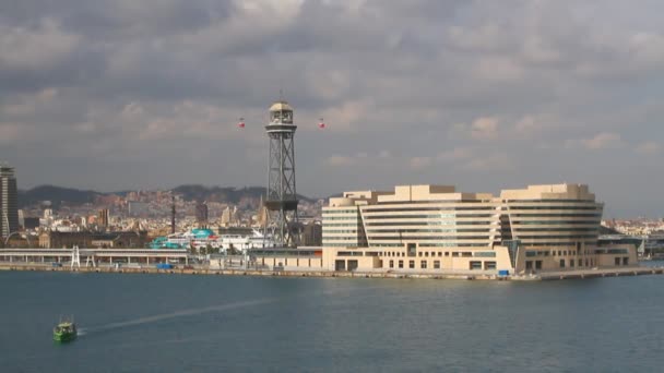 Seilbahn auf der Stadt am Meer. Barcelona, Spanien — Stockvideo