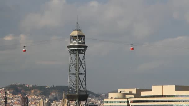 A torony a mozgó autók port drótkötélpályához. Barcelona, Spanyolország — Stock videók