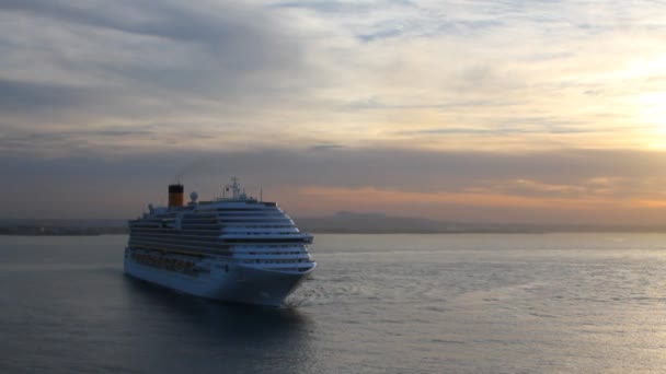 Cruise vonalhajózási napkeltekor, a Baleár-tenger mentén. Mallorca, Spanyolország — Stock videók