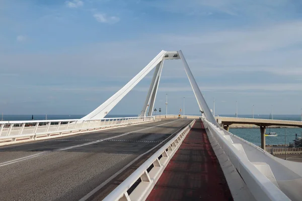Roadbed of Bridge "Puente Puerta Europa". Barcelona, Espanha — Fotografia de Stock