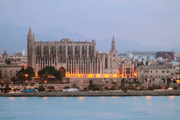 Katedral deniz kıyısında. Palma-de-Mayorka, İspanya — Stok fotoğraf