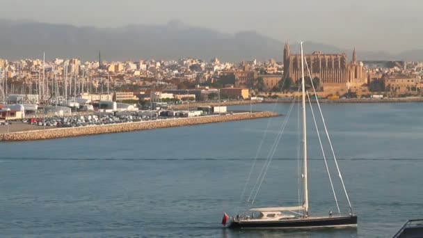 Yacht lämnar seaport vattenområde. Palma-de-Mallorca, Spanien — Stockvideo