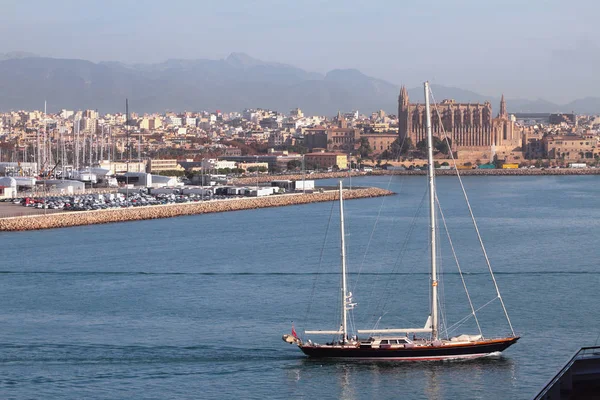 Jacht, w powierzchni wody port morski. Palma-de Majorka, Hiszpania — Zdjęcie stockowe