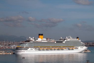 Cruise liner Park Port üzerinde. Palma-de-Mayorka, İspanya