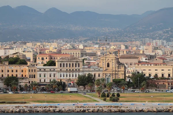 Vierkant op de dijk en stad. Palermo, Italië — Stockfoto