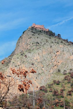 Dağın tepesinde kalede. Palermo, İtalya