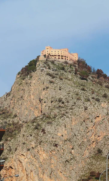 在岩石上的城堡。意大利巴勒莫 — 图库照片
