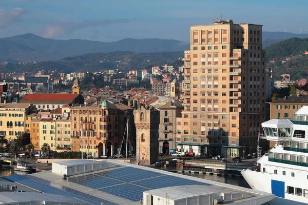 Stad en haven. Savona, Italië — Stockfoto