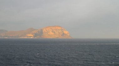 Deniz ve dağlık sahil. Palermo, İtalya