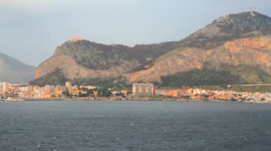 Dağların eteklerinde, sahil şehri. Palermo, İtalya 