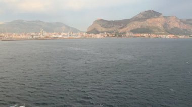 Deniz ve deniz kenarı şehir. Palermo, İtalya 