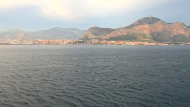 Mar y ciudad en la costa. Palermo, Sicilia — Vídeos de Stock