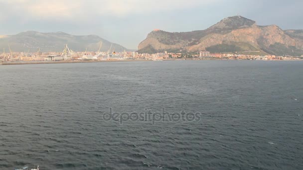 Mare e città sulla costa. Palermo, Italia — Video Stock