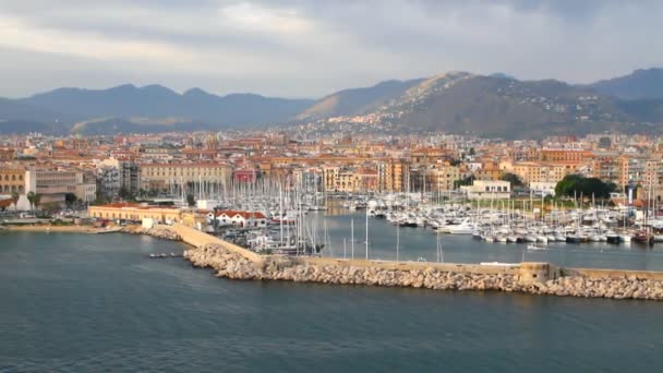 Ciudad y puerto en la costa marítima. Palermo, Sicilia — Vídeos de Stock