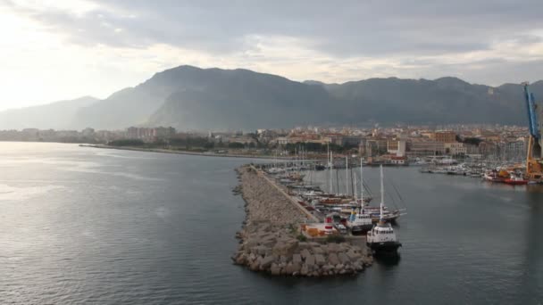 Entrada a la zona de agua del puerto. Palermo, Sicilia — Vídeos de Stock