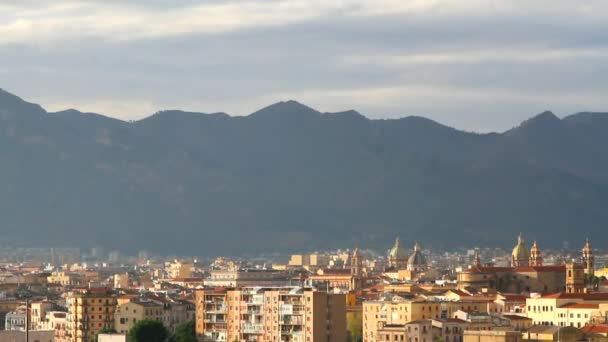 Город у подножия гор. Палермо, Сицилия — стоковое видео