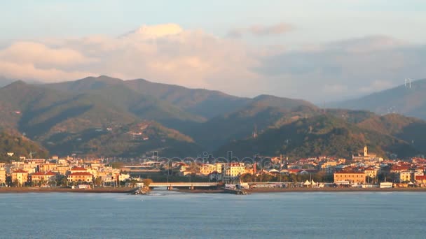 Deniz kenarı tatil beldesi. Albissola Marina, Savona, İtalya — Stok video