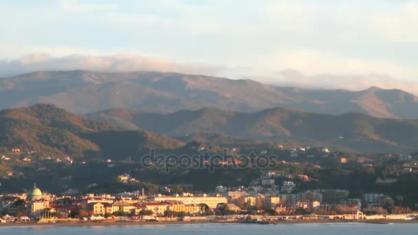 Ośrodek jest położony na wybrzeżu morza. Albisola Marina, Savona, Włochy — Wideo stockowe