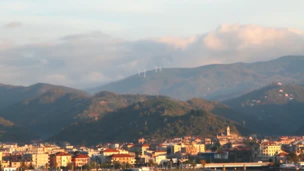 山地の麓の街。Albisola マリーナ、イタリア — ストック動画