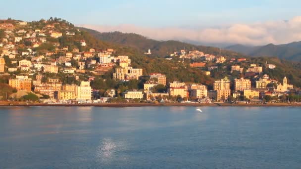 Üdülő a tenger partján. Albisola Marina, Savona, Olaszország — Stock videók