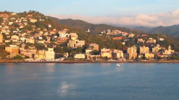 Stațiune pe coasta mării. Albisola-Marina, Savona, Italia — Videoclip de stoc