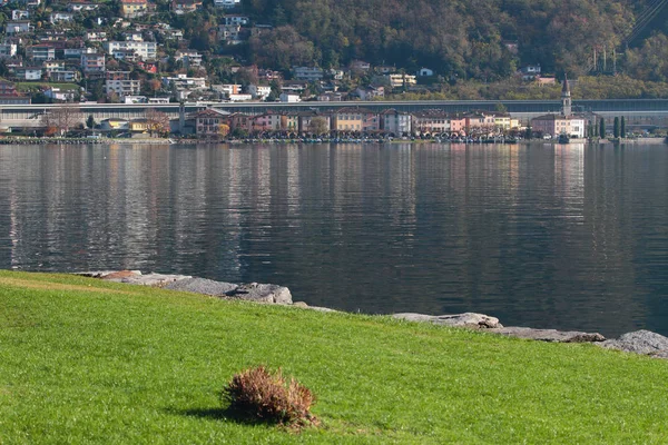 Göl kenarında bir kasaba. Melide, İsviçre — Stok fotoğraf
