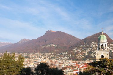 Belltower, dağlar ve şehir. Lugano, İsviçre