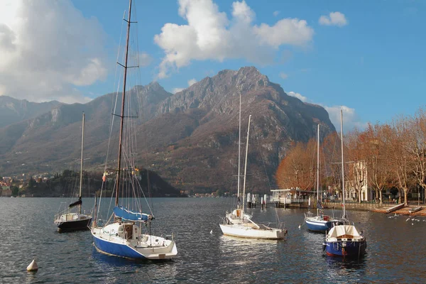 Båtar vid Comosjön. Lekko, Italien — Stockfoto