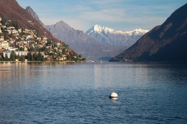 Jezioro w Alpach. Lugano, Szwajcaria — Zdjęcie stockowe