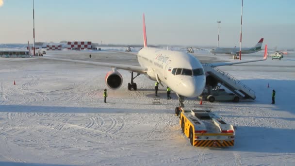 Completamento della preparazione dell'aereo per il volo. Kazan, Russia — Video Stock