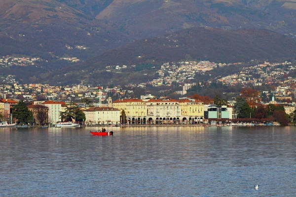 Miasto na wybrzeżu jeziora. Lugano, Szwajcaria — Zdjęcie stockowe