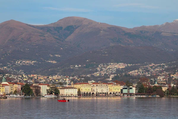 Staden på kusten av sjön vid foten av bergen. Lugano, Schweiz — Stockfoto