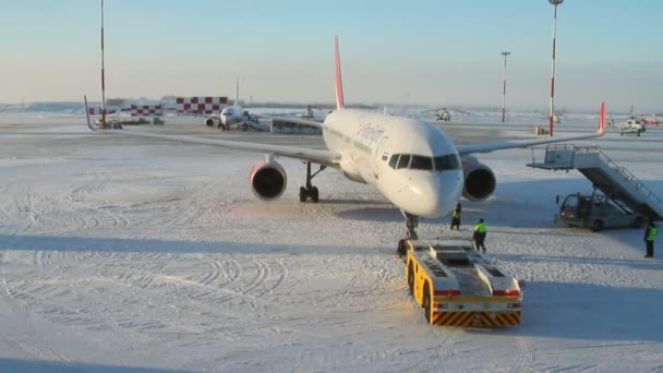 Rimorchio dell'aereo all'aeroporto. Kazan, Russia , — Video Stock