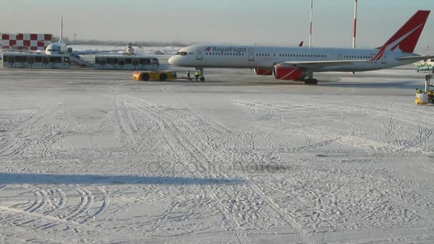 Completamento del rimorchio dell'aereo in aeroporto. Kazan, Russia — Video Stock