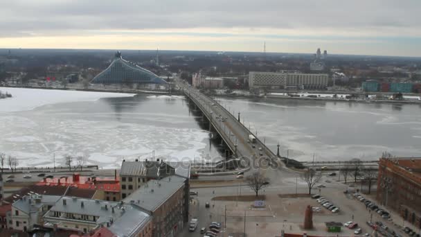 Puente de piedra a través de Daugava. Riga, Letonia — Vídeo de stock