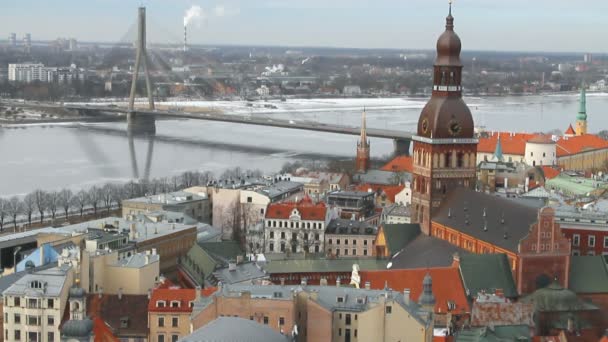 Río, puente y ciudad. Riga, Letonia — Vídeo de stock