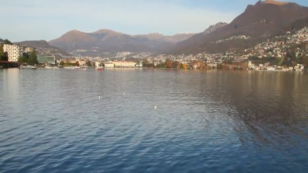 Lago alpino y ciudad. Lugano, Suiza — Vídeos de Stock