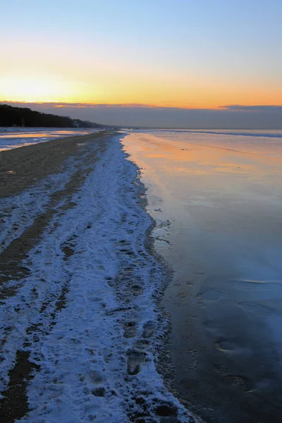 Sur la côte du golfe de Riga en soirée d'hiver. Jurmala, Lettonie — Photo