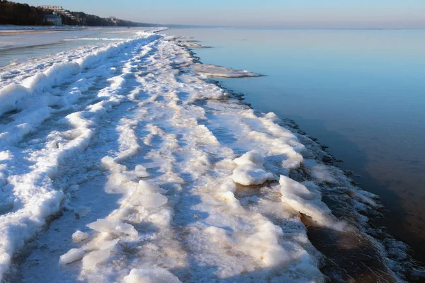 リガの冬の朝に湾の海岸。リガ、ラトビア — ストック写真
