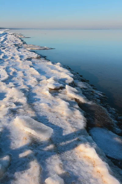 Linea costiera del Golfo di Riga in inverno mattina. Jurmala, Lettonia — Foto Stock