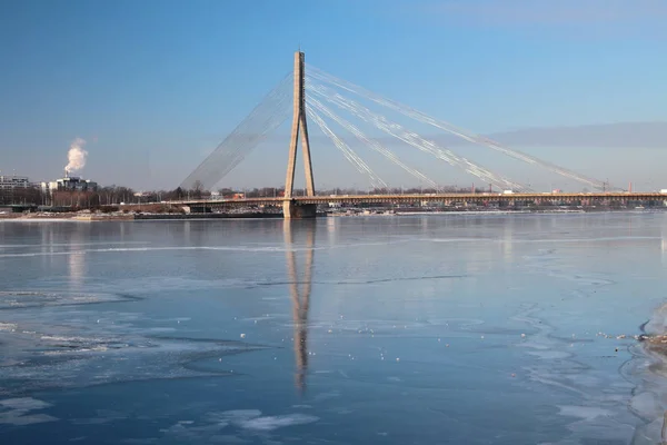 ダウガヴァ川を介してケーブル橋を男します。リガ、ラトビア — ストック写真