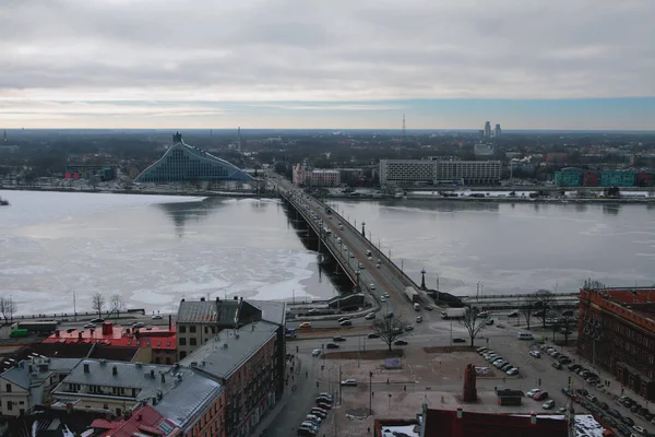 Stad, rivier en brug. Riga, Letland — Stockfoto