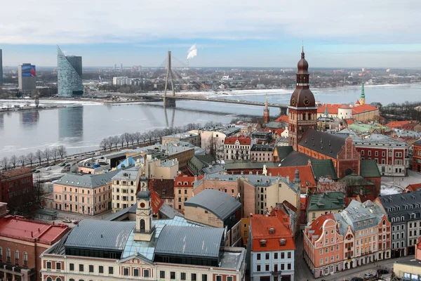 Widok z góry na miasto, rzekę i most. Riga, Łotwa — Zdjęcie stockowe