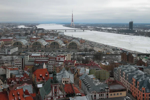 Miasto i rzekę. Riga, Łotwa — Zdjęcie stockowe