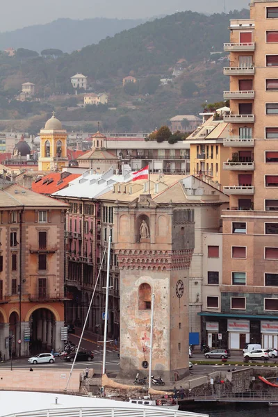 Średniowieczna wieża i miasto. Savona, Włochy — Zdjęcie stockowe