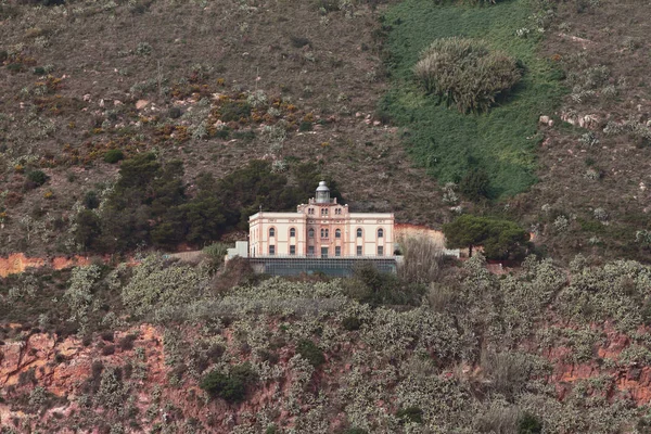 Beacon på berget Montjuic sluttning. Barcelona, Spanien — Stockfoto