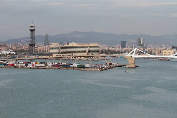 Woda powierzchnia portu i cruise terminal. Barcelona, Hiszpania — Zdjęcie stockowe