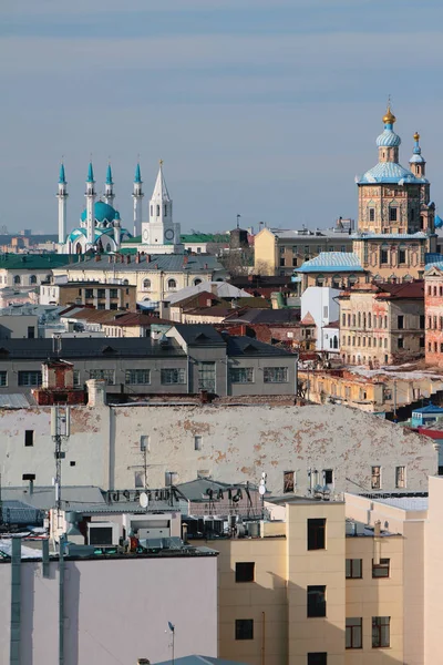 Vieille ville, temple, mosquée et tour. Kazan, Russie — Photo