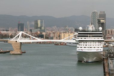 Cruise liner Park Port üzerinde. Barcelona, İspanya